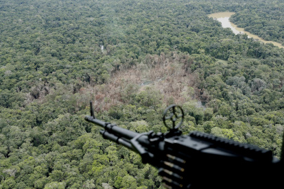 Fotografía aérea donde se observa una zona en la que se ubicaba un campamento de las disidencias de las FARC, bombardeado por el Ejército de Colombia en el Guaviare (Colombia).