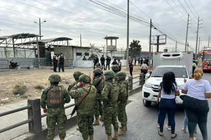 La escena del crimen fue acordonada por la Policía Nacional, con apoyo de las Fuerzas Armadas, mientras se realizaban las primeras diligencias investigativas en la vía a Daule.