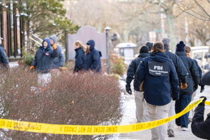 Agentes del FBI investigan cerca del edificio Barus y Holley en la Universidad Brown en Providence, Rhode Island.