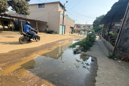 Vías. Varias cuadras se mantienen sin ser pavimentadas. Las calles llenas de polvo complican la movilización de los residentes.