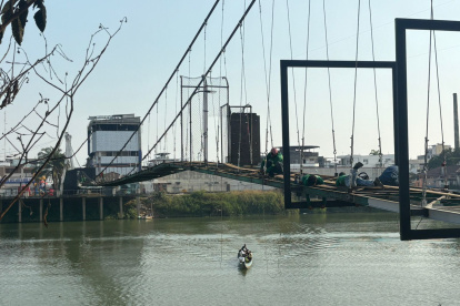 Situación. La falta del puente provoca el uso de las canoas en Babahoyo.