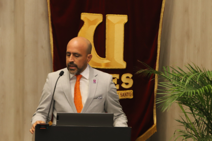 Isidro Fierro, rector de la UEES, durante su intervención.