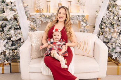 La presentadora de noticias con su hija, Olaya Vélez