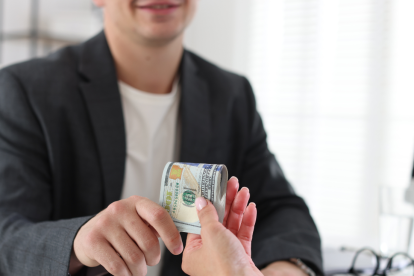 Referencial.Persona recibe dinero en efectivo como parte de una ayuda social administrada por el Ministerio de Inclusión Económica y Social (MIES), en el marco del Bono de Desarrollo Humano vigente en Ecuador.