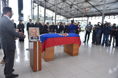 El féretro del expresidente, Rodrigo Borja, llegó este 19 de diciembre de 2025 al Palacio de Cristal del Itchimbía, en Quito.