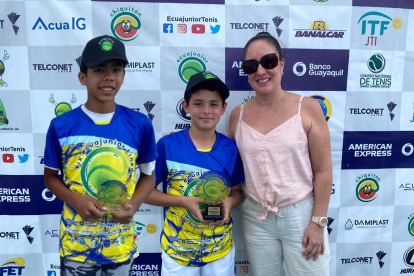 Sergio Zambrano, Santiago Navia, en la premiación de 11 años unificado, junto a la vicepresidenta de la FET, María José Santander.