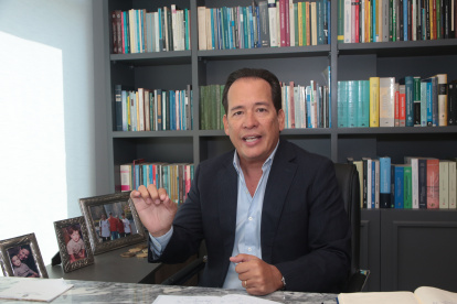 Es abogado, con una maestría en Derecho Constitucional y en Derecho Administrativo. En la parte pública, se desempeñó como legislador y ministro de Gobierno.