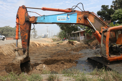 Las vías de acceso del tramo 4 y 5 continúan en construcción, pero varios predios no han sido expropiados para la ejecución de la obra.