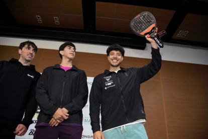 Agustín Tapia (i) se impuso a Federico Chingotto en el partido de exhibición.