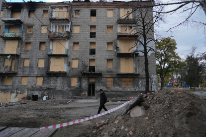 Aislados. Bogdan Levchikov, un adolescente de 15 años, camina junto a un edificio residencial dañado en Balakliya.