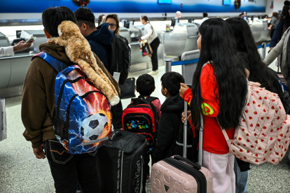 Viaje. Los niños son escoltados en el Aeropuerto Internacional de Miami antes de volar a Guatemala, donde se reunirán con sus padres recientemente deportados.