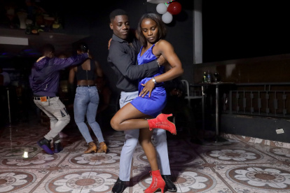 Compas. Una pareja bailando en un club nocturno en Puerto Príncipe.