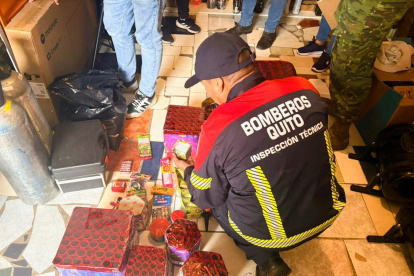 Las autoridades intensifican los controles por Navidad y fin de año para evitar accidentes por el uso de pirotecnia en Quito.