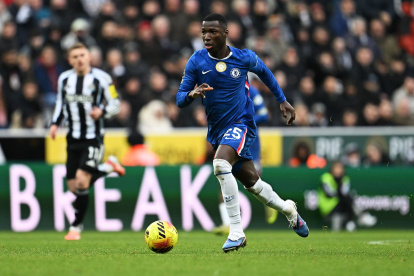 Chelsea empató 2-2 contra Newcastle y Moisés Caicedo jugó todo el partido.