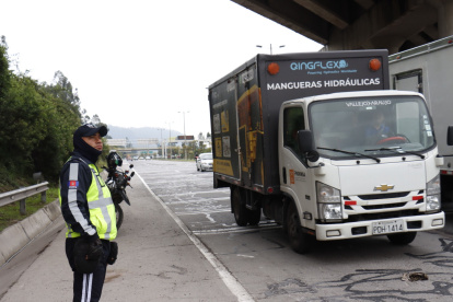 Transportistas advierten que la restricción a carga pesada podría generar congestión en los accesos a Quito.