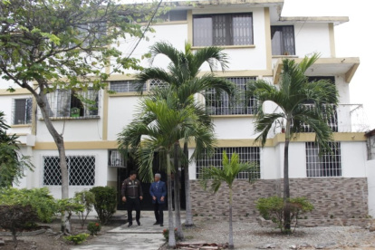 Escena. El departamento ubicado en Sauces, al norte de Guayaquil, fue el sitio donde se cometió el insólito hecho. Vecinos no lo podían creer.