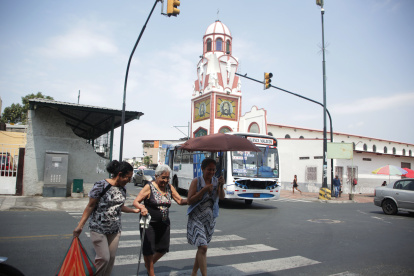 Suroeste. Tres ciudadanas cruzan por la calle A, diagonal a la iglesia del Cristo del Consuelo, templo que pertenece a la parroquia Febres Cordero.