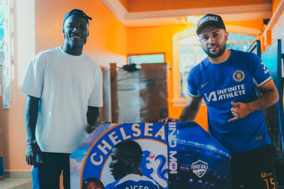 Espinosa aprovechó su visita en Santo Domingo para entregarle las mesas a Moisés Caicedo. Se demoró “40 minutos” en vencer a a Niño Moi.