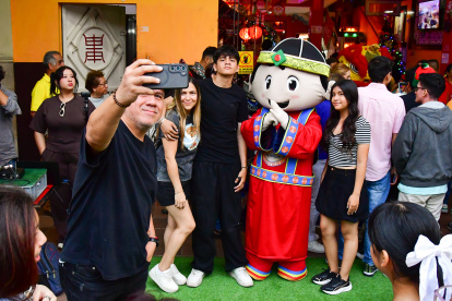 Selfis. Varios fotografiaron el momento cultural.