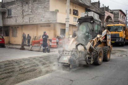 Los trabajos de bacheos se realizan en distintas partes de Guayaquil.