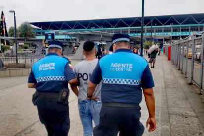 Agentes de control municipal durante el procedimiento.
