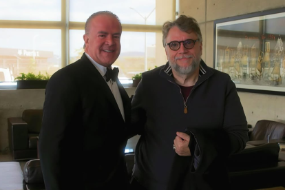 El empresario Raúl Rocha, presidente del Miss Universo y contra quien pesa una orden de arresto, junto al director mexicano Guillermo del Toro. La foto fue subida el 14 de septiembre de 2025.