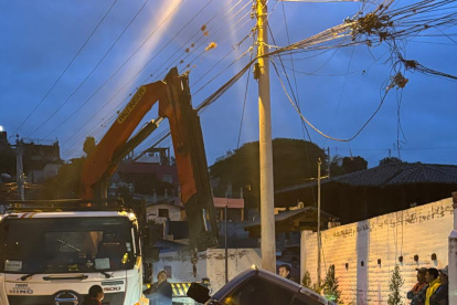 El hundimiento se formó en la calle Bárbara Alfaro, en La Tola Grande, lo que ocasionó que un vehículo cayera.