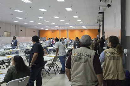 Fotografía cedida por el Consejo Nacional Electoral (CNE) que muestra a personas durante el escrutinio especial este jueves, en Tegucigalpa