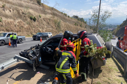 Personal de Bomberos atendió una emergencia por un siniestro de tránsito en La Ruta Viva, sector La Primavera.