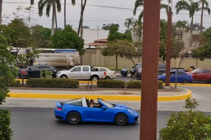 A las 09:30, un ciudadano grabó que el presidente Daniel Noboa cruzó la avenida Samborondón en un porshe azul.