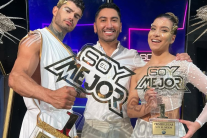 Cezar Augusto junto al productor Christian Rodríguez y Sarah Gabriela.