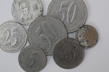 El Banco Central de Ecuador empezó a retirar las monedas que están dañadas.