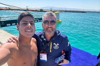 David Farinango y el entrenador argentino Iván Javier Sciacca.