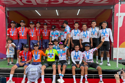 Los ciclistas del Movistar Best PC (de blanco) en el podio de premiación.