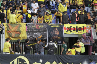 Hinchas llevaron cartelones en honor a Mario Pineida.