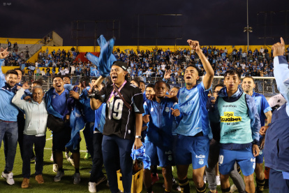 Jugadores de Macará festejaron la clasificación a la Copa Sudamericana 2026.