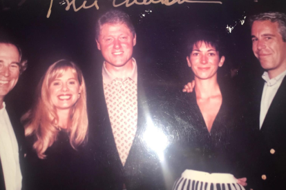 El Departamento de Justicia retiró 13 fotos de Jeffrey Epstein, pero esta permanece como parte del archivo oficial.