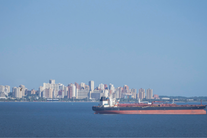 Fotografía que muestra una embarcación petrolera navegando en el lago de Maracaibo el pasado jueves, en Cabimas (Venezuela).