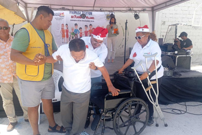 En el evento se donaron implementos, como sillas de ruedas, para personas con movilidad reducida.