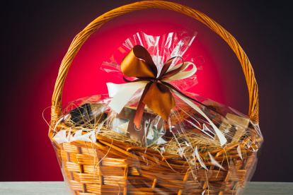 Desde los mercados tradicionales hasta las grandes cadenas, la competencia por ofrecer la canasta navideña más económica marca las ventas de fin de año en Guayaquil.