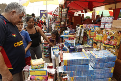 La explanada del Estadio Monumental  en Guayaquil es, una vez más, el punto autorizado para la venta de pirotecnia de Navidad y fin de año.