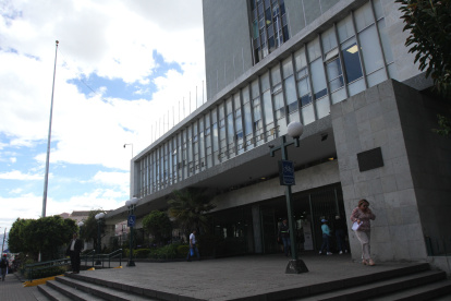 Fachada de la sede del Banco Central, en Quito.