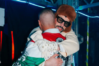 J Balvin y Bad Bunny antes de su presentación en México.