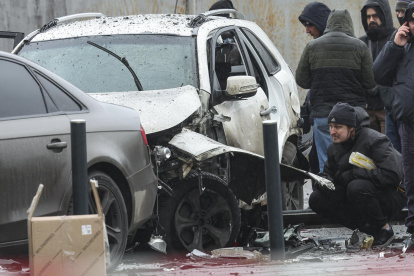 Investigadores rusos trabajan cerca de un coche destruido tras la explosión de un artefacto explosivo en Moscú, Rusia, este lunes.