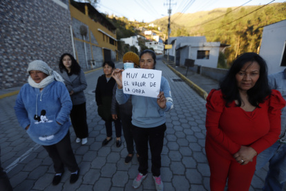 Moradores de La Pulida protestaron contra cobros excesivos en agosto del 2025. Ahora el Concejo aprobó una reforma para pagos más justos.