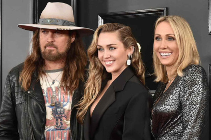 Billy Ray Cyrus junto a su exposa y madre de Miley, Tisha Cyrus.