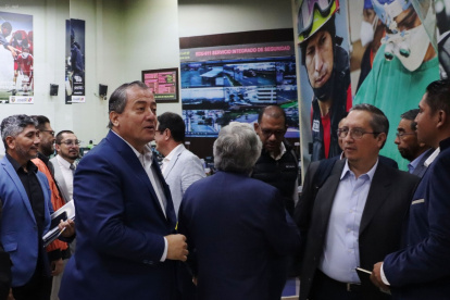 Los transportistas y Gobierno se reunieron en el Ecu 911 de Quito.