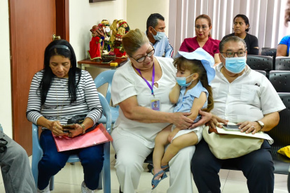 Pacientes con fibrosis quística y sus familiares enfrentan desabastecimiento de medicamentos y altos costos para sostener sus tratamientos diarios.