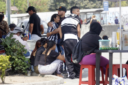 Dolor. Familiares de Anthony, uno de los menores asesinados, lloraban afuera de la morgue en Nueva Prosperina.