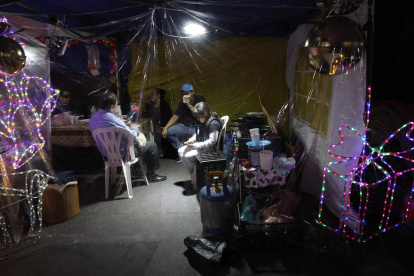 Familias se reúnen en un campamento de personas desalojadas este sábado, en la Ciudad de México (México).